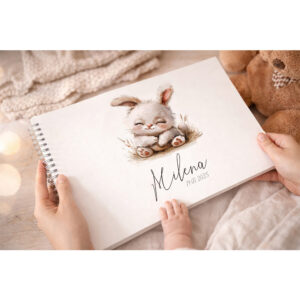 Personalizované vzpomínkové album pro miminko s jemnou ilustrací králíčka, jméno a datum narození