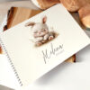 Personalizované vzpomínkové album pro miminko s jemnou ilustrací králíčka, jméno a datum narození