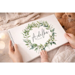 Personalizované první album pro miminko se jménem dítěte a jemným věnečkem z lístků na obálce, vzpomínkové fotoalbum na první fotografie a milníky.