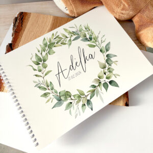 Personalizované první album pro miminko se jménem dítěte a jemným věnečkem z lístků na obálce, vzpomínkové fotoalbum na první fotografie a milníky.