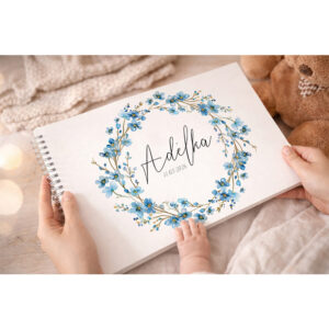 Personalizované první album pro miminko se jménem dítěte a jemným věnečkem z modrých květů na obálce, vzpomínkové fotoalbum na první fotografie a milníky dítěte.
