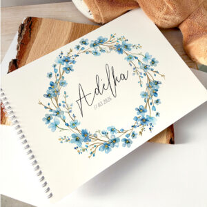 Personalizované první album pro miminko se jménem dítěte a jemným věnečkem z modrých květů na obálce, vzpomínkové fotoalbum na první fotografie a milníky dítěte.