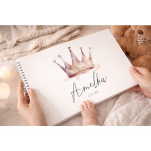 Personalizované první album pro miminko se jménem dítěte a ilustrací korunky na obálce, vzpomínkové fotoalbum na první fotografie a milníky dítěte.