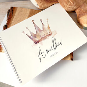 Personalizované první album pro miminko se jménem dítěte a ilustrací korunky na obálce, vzpomínkové fotoalbum na první fotografie a milníky dítěte.