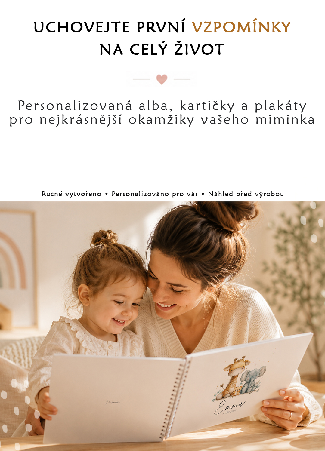 Maminka s dítětem si prohlížejí personalizované album